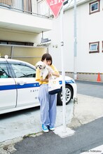 「モコゾウ プリントTシャツ」の着用例。（モデル：吉澤嘉代子）