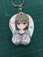 とらのあな限定版に付属する「ミニおっぱいキーホルダー」。