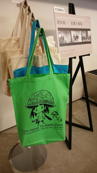 写真展「澤田教一：故郷と戦場」で販売されるトートバッグ。