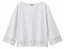 店舗限定アイテムのレースコンビTシャツ（セーラームーン）。