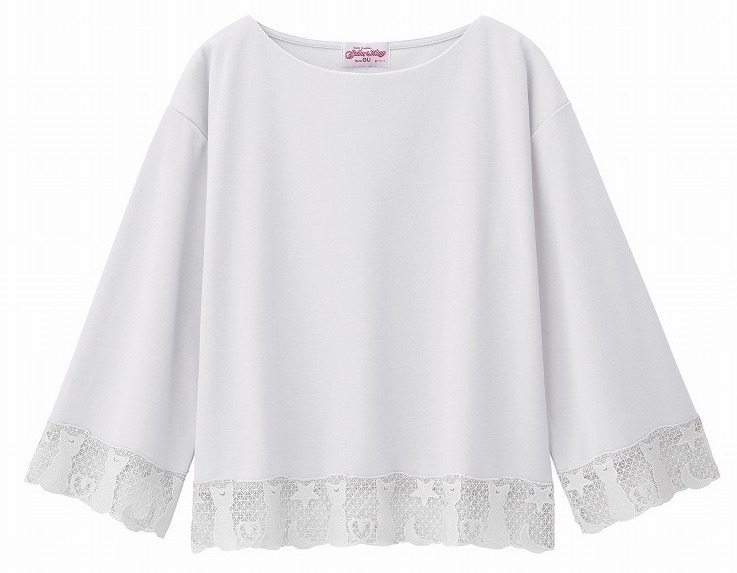 店舗限定アイテムのレースコンビTシャツ（セーラームーン）。