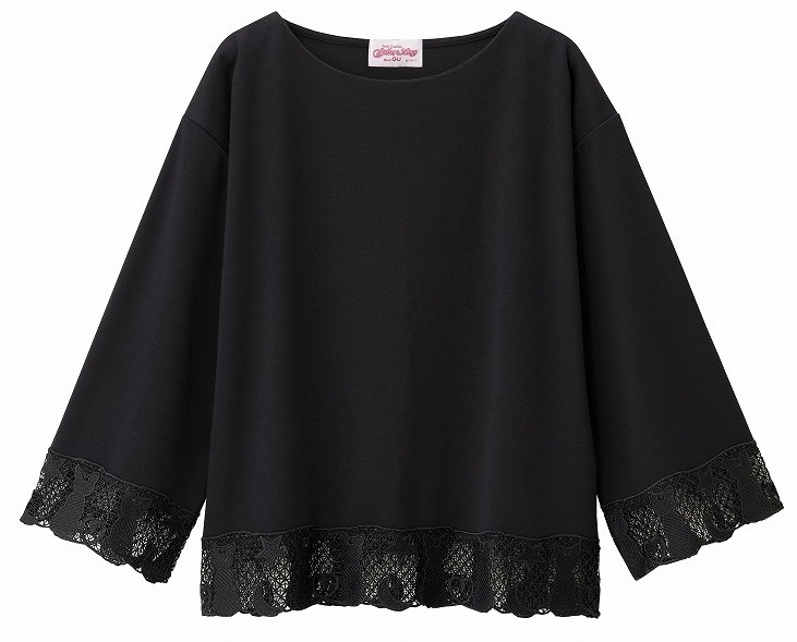 店舗限定アイテムのレースコンビTシャツ（セーラームーン）。