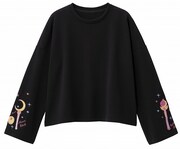 店舗限定アイテムのワイドスリーブスウェット（セーラームーン）。
