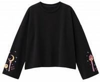 店舗限定アイテムのワイドスリーブスウェット（セーラームーン）。
