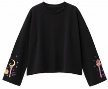 店舗限定アイテムのワイドスリーブスウェット（セーラームーン）。