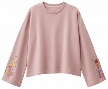 店舗限定アイテムのワイドスリーブスウェット（セーラームーン）。