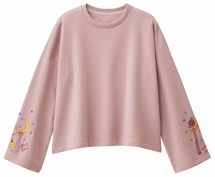 店舗限定アイテムのワイドスリーブスウェット（セーラームーン）。