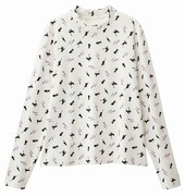 店舗限定アイテムのハイネックTシャツ（セーラームーン）。