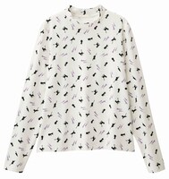 店舗限定アイテムのハイネックTシャツ（セーラームーン）。