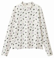 店舗限定アイテムのハイネックTシャツ（セーラームーン）。