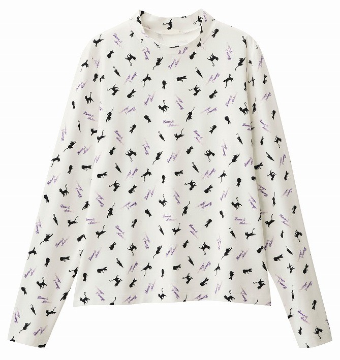 店舗限定アイテムのハイネックTシャツ（セーラームーン）。