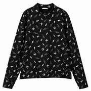 店舗限定アイテムのハイネックTシャツ（セーラームーン）。