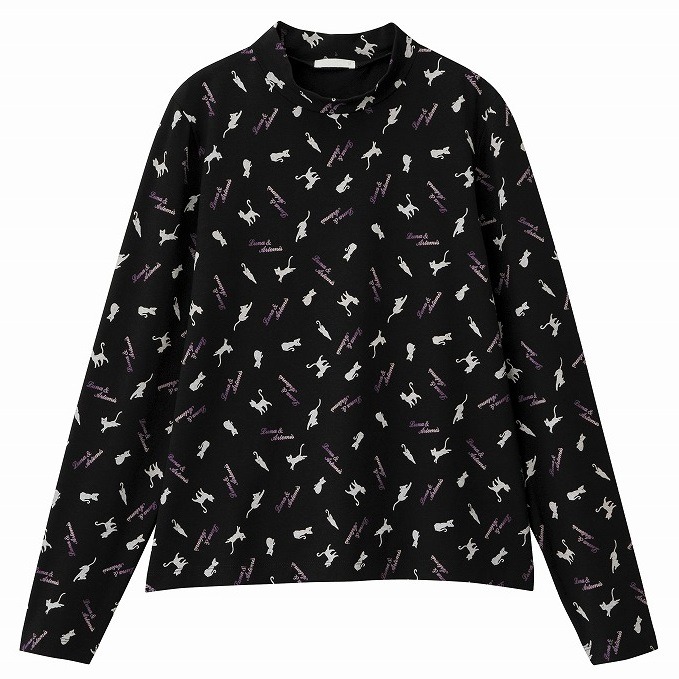 店舗限定アイテムのハイネックTシャツ（セーラームーン）。