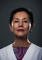 夏木マリ演じるシノブ。