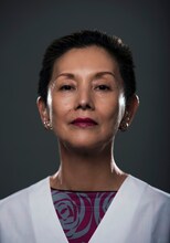 夏木マリ演じるシノブ。