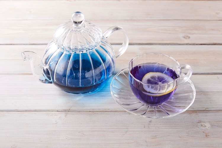 「きっと十年後にも、一緒に笑ってお茶を飲もう。約束だ。」のアンシーのバタフライピー茶。