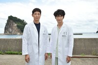 左から荻島勝秀役の佐々木蔵之介、鴻鳥サクラ役の綾野剛。(c)TBS