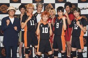 後列左から赤葦京治役の結木滉星、木兎光太郎役の吉本恒生、孤爪研磨役の永田崇人、黒尾鉄朗役の近藤頌利。前列左からウォーリー木下、月島蛍役の小坂涼太郎、日向翔陽役の須賀健太、影山飛雄役の影山達也、山口忠役の三浦海里。(c)古舘春一／集英社・ハイパープロジェクション演劇「ハイキュー!!」製作委員会 Photo by Shunsuke Watabe