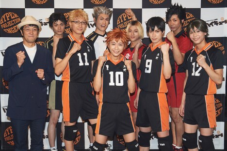 後列左から赤葦京治役の結木滉星、木兎光太郎役の吉本恒生、孤爪研磨役の永田崇人、黒尾鉄朗役の近藤頌利。前列左からウォーリー木下、月島蛍役の小坂涼太郎、日向翔陽役の須賀健太、影山飛雄役の影山達也、山口忠役の三浦海里。(c)古舘春一／集英社・ハイパープロジェクション演劇「ハイキュー!!」製作委員会 Photo by Shunsuke Watabe