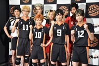 後列左から赤葦京治役の結木滉星、木兎光太郎役の吉本恒生、孤爪研磨役の永田崇人、黒尾鉄朗役の近藤頌利。前列左からウォーリー木下、月島蛍役の小坂涼太郎、日向翔陽役の須賀健太、影山飛雄役の影山達也、山口忠役の三浦海里。(c)古舘春一／集英社・ハイパープロジェクション演劇「ハイキュー!!」製作委員会 Photo by Shunsuke Watabe