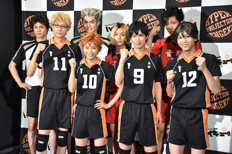 後列左から赤葦京治役の結木滉星、木兎光太郎役の吉本恒生、孤爪研磨役の永田崇人、黒尾鉄朗役の近藤頌利。前列左からウォーリー木下、月島蛍役の小坂涼太郎、日向翔陽役の須賀健太、影山飛雄役の影山達也、山口忠役の三浦海里。(c)古舘春一／集英社・ハイパープロジェクション演劇「ハイキュー!!」製作委員会 Photo by Shunsuke Watabe