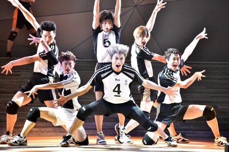 「ハイパープロジェクション演劇『ハイキュー!!』“進化の夏”」ゲネプロより、梟谷学園高校のメンバー。