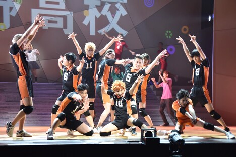 「ハイパープロジェクション演劇『ハイキュー!!』“進化の夏”」ゲネプロ公演より、烏野高校のメンバー。