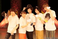 写真左から羽多野渉、代永翼、増田俊樹、白井悠介、江口拓也。