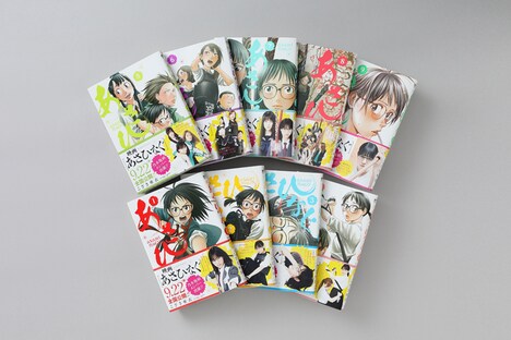 表紙イラストと同じ構図で撮影された、キャストの写真があしらわれた帯付きの単行本も店頭に並ぶ。