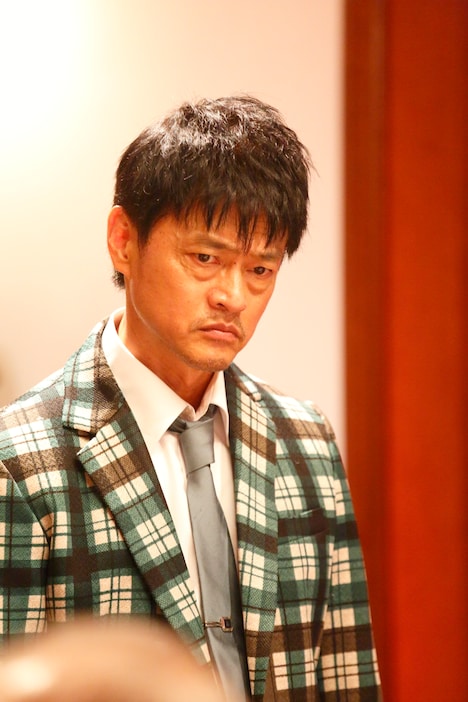 安岡役の神保悟志。