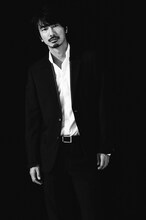 矢木役の眞島秀和。