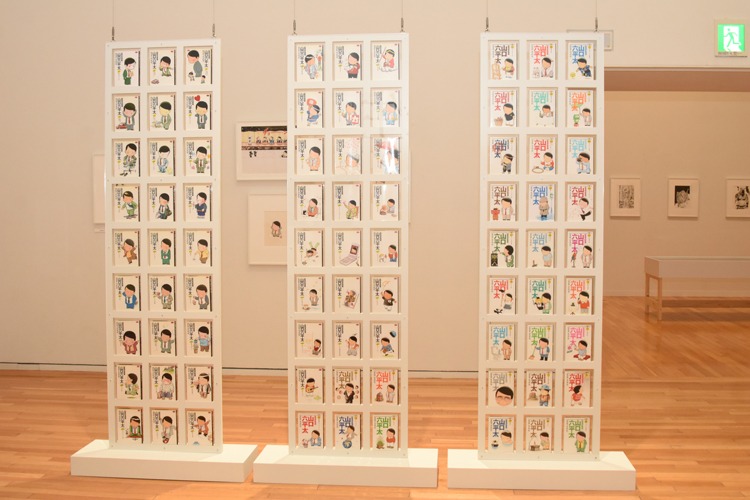 「総務部総務課山口六平太」の展示の様子。