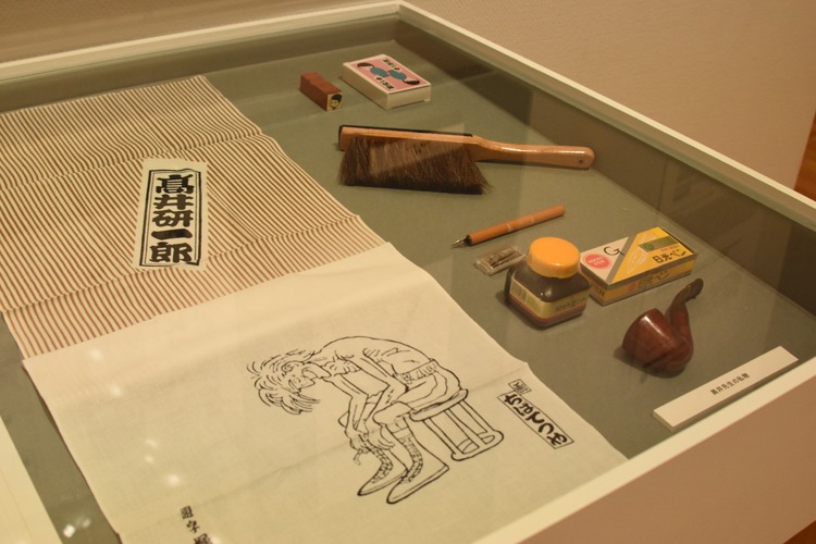 「総務部総務課山口六平太」の展示の様子。