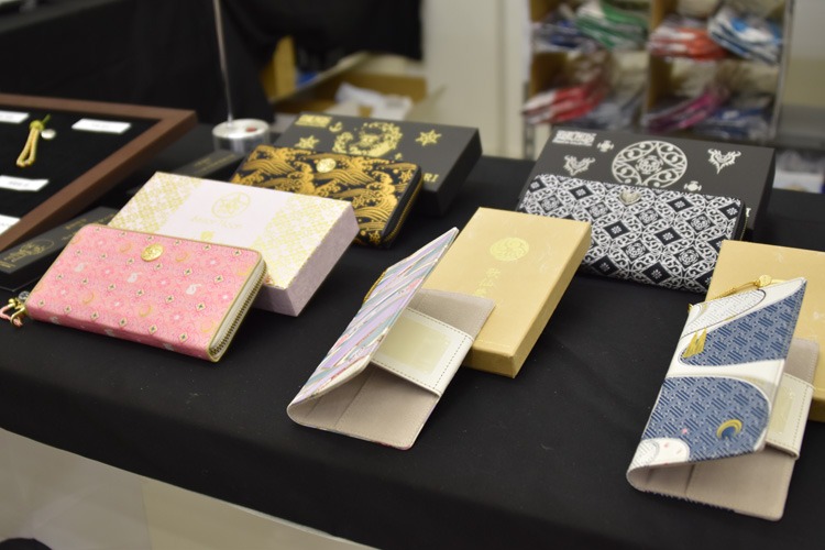 プレミコブースの様子。販売アイテムの実物が展示されている。