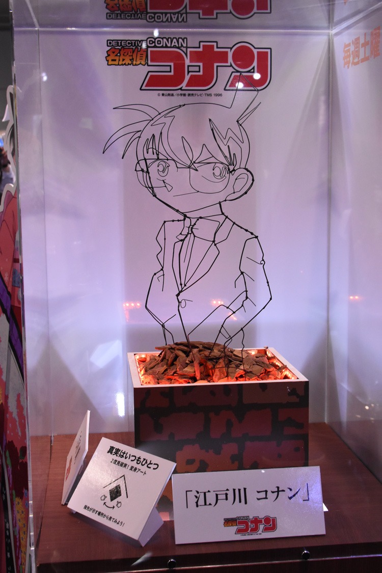 読売テレビブースにて展示されている、見る角度により浮かび上がるキャラクターが違うワイヤーアート。