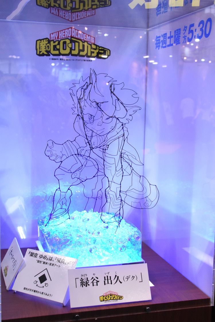 読売テレビブースにて展示されている、見る角度により浮かび上がるキャラクターが違うワイヤーアート。
