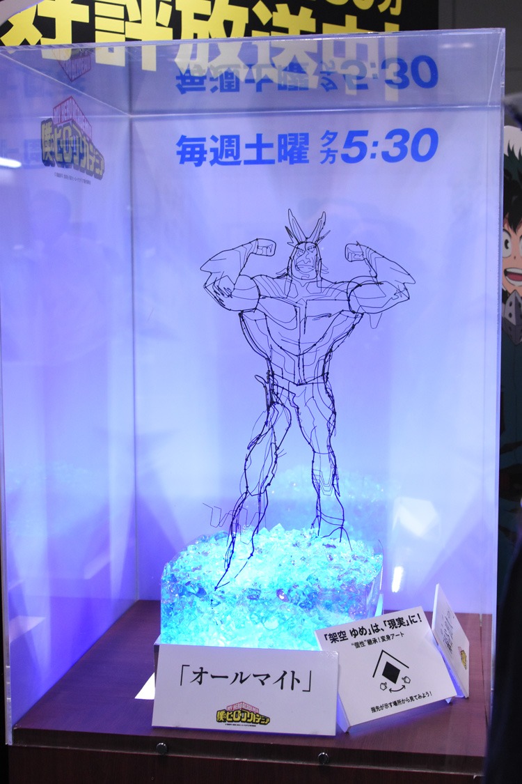 読売テレビブースにて展示されている、見る角度により浮かび上がるキャラクターが違うワイヤーアート。
