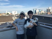 本秀康（左）とカクバリズム社長・角張渉氏（右）。