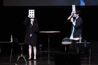 インディアンポーカーに挑戦する（左から）田中美海と徳武竜也。