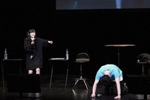 罰ゲームのセリフを言わされ、崩れ落ちる徳武竜也と、勝者の余裕を見せる田中美海。なお徳武竜也が着ている背中に「STAFF」と文字の入ったTシャツは、京まふのスタッフのもの。