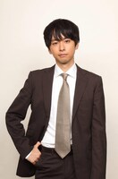 町尾守役の橋本淳。