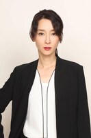 菅能理香役の稲森いずみ。