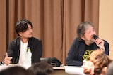 「作者うえやまとちとアシスタントが語る『クッキングパパ』の舞台裏」の様子。左から森下雄太、うえやまとち。
