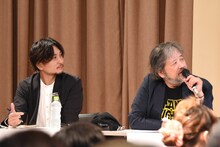 「作者うえやまとちとアシスタントが語る『クッキングパパ』の舞台裏」の様子。左から森下雄太、うえやまとち。