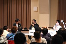 「作者うえやまとちとアシスタントが語る『クッキングパパ』の舞台裏」の様子。