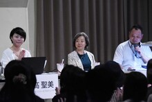 左から「イケメンシリーズ」のプロデューサー・高聖美、竹宮惠子、京都国際マンガミュージアム研究員の應矢泰紀氏。