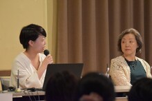 左から高聖美プロデューサー、竹宮惠子。