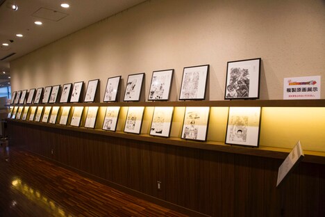 「白泉社即日デビューまんが賞」会場の様子。「ベルセルク」の複製原画も展示された。