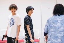 プレ稽古の様子。左から宮崎秋人、北村諒、西田大輔。