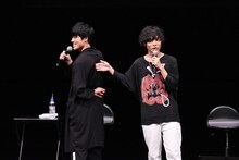 土屋神葉（左）の肩甲骨のすごさをアピールする岡本信彦（右）。